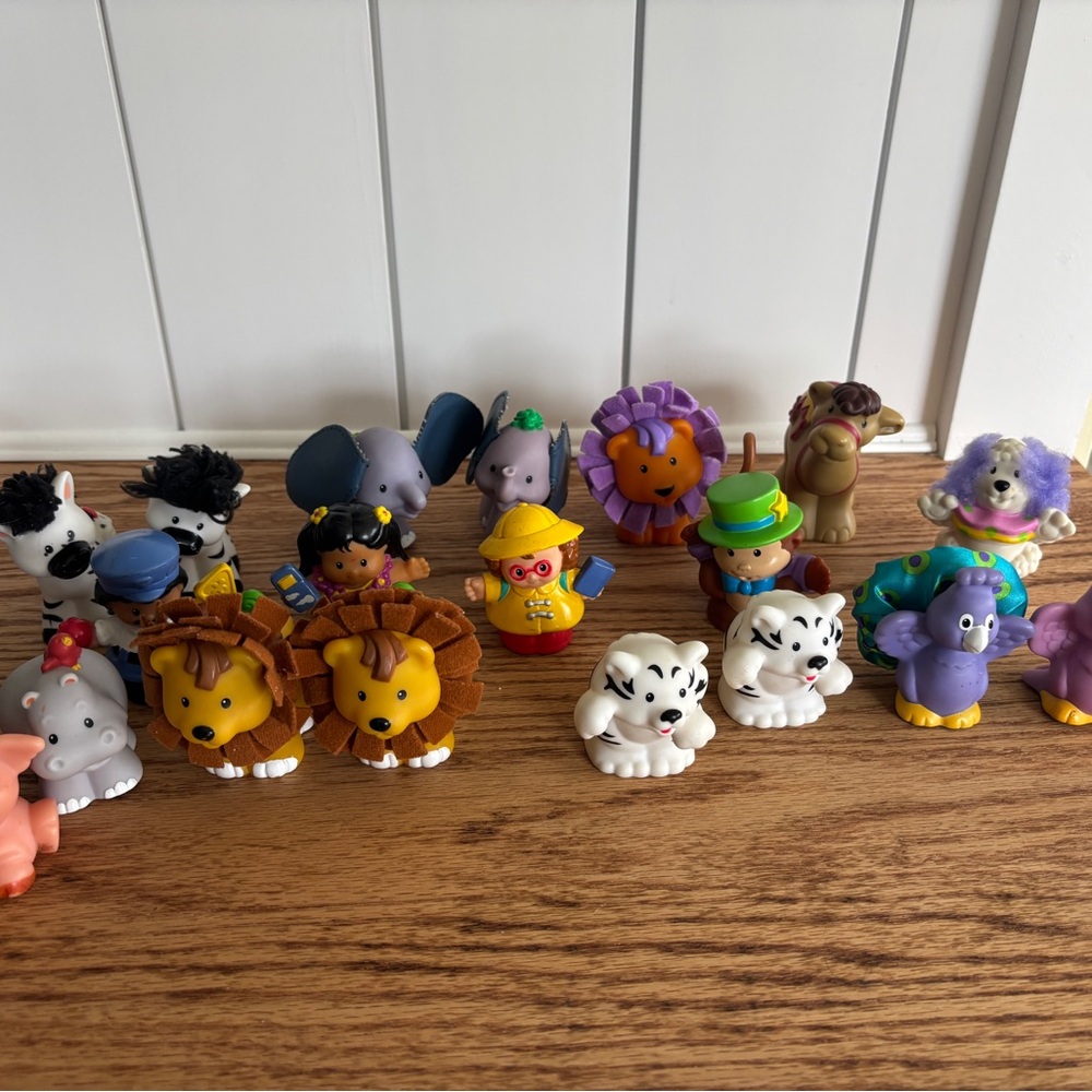 Noah’s arc,circus,etc. lot of 19 2005 Fisher Price Little People.